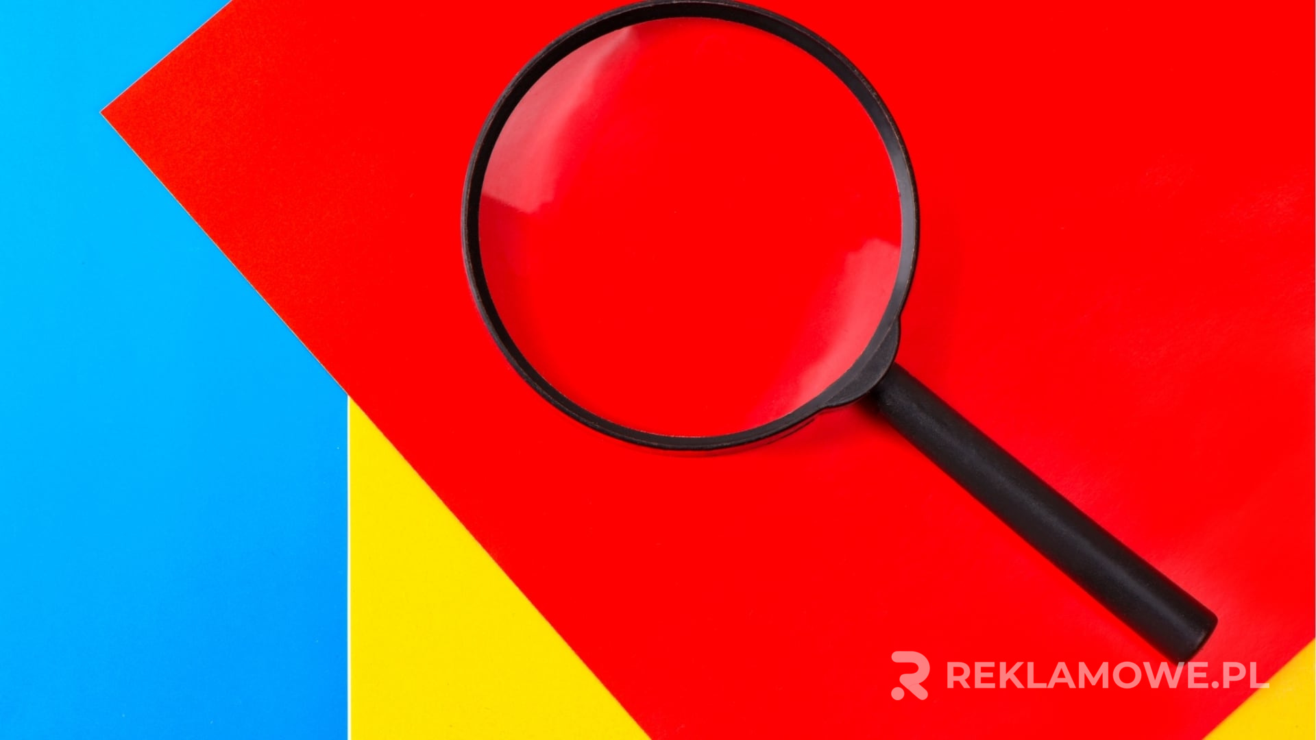 Lupa reklamowa w użyciu podczas promocji