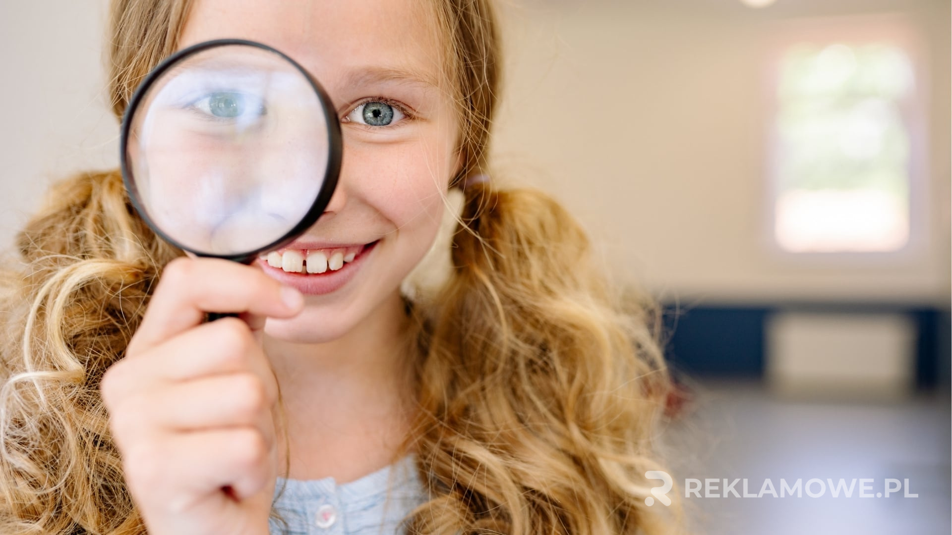 Billboard używający lup reklamowych do zwiększenia efektywności