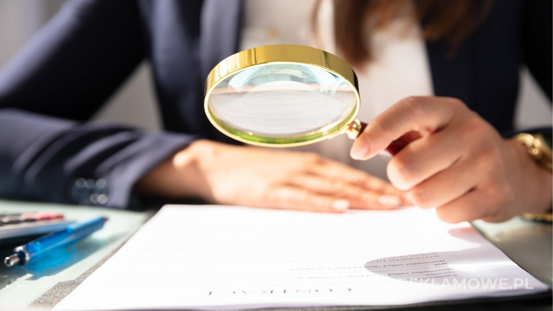 Kreatywne kampanie z użyciem lup reklamowych