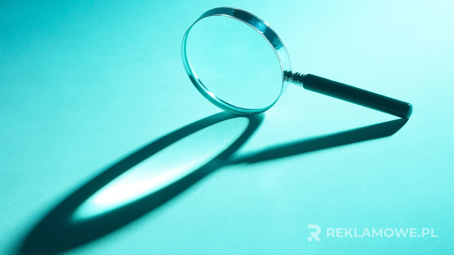 Lupa leżąca na różnych materiałach reklamowych