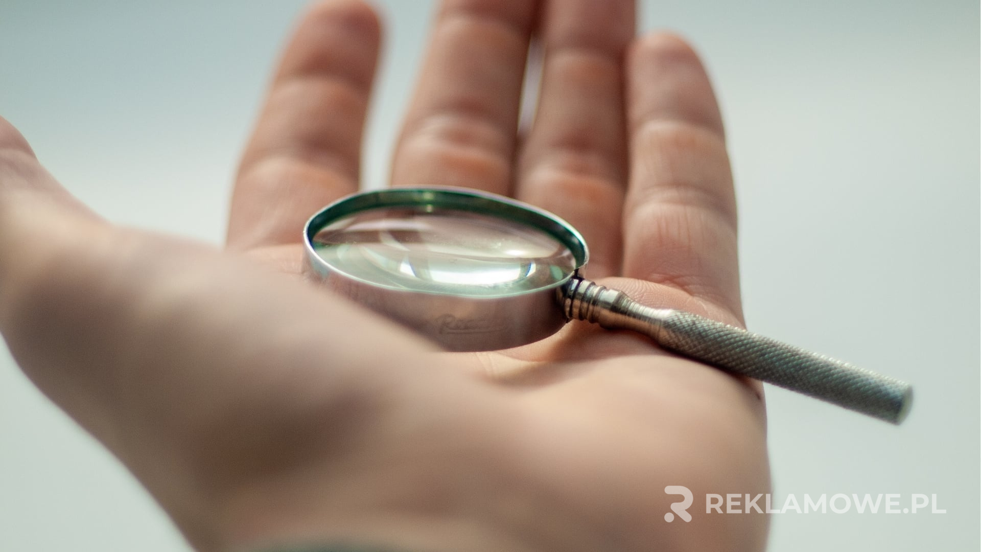 Lupa reklamowa jako element pakietu powitalnego dla klientów i pracowników