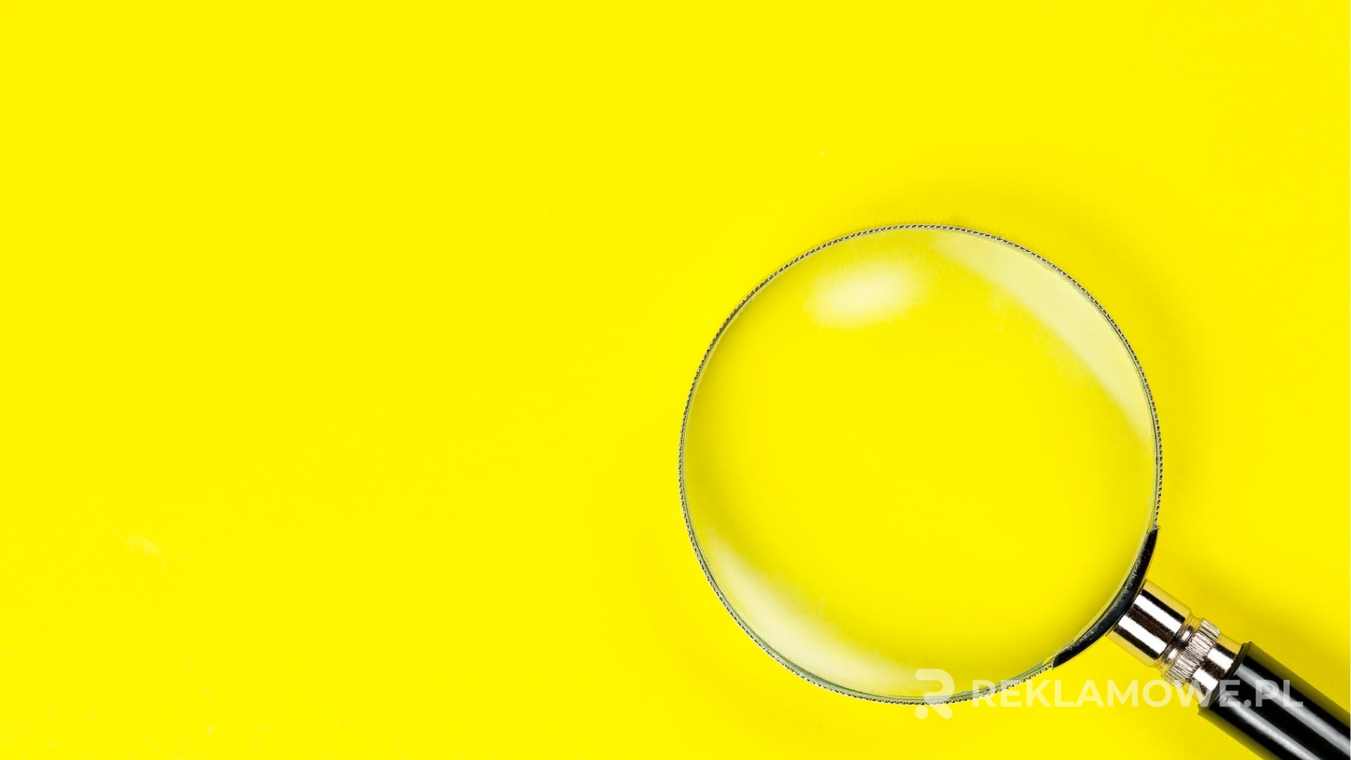 Lupa reklamowa z nadrukiem na tle materiałów promocyjnych
