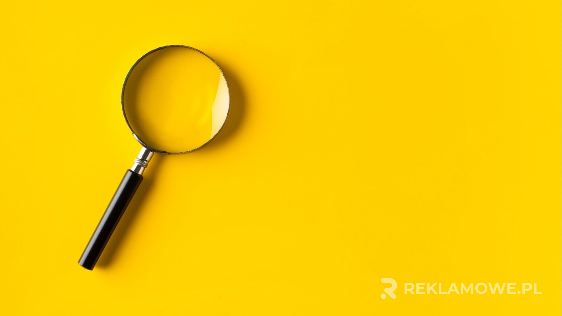 Lupa leżąca na materiałach reklamowych
