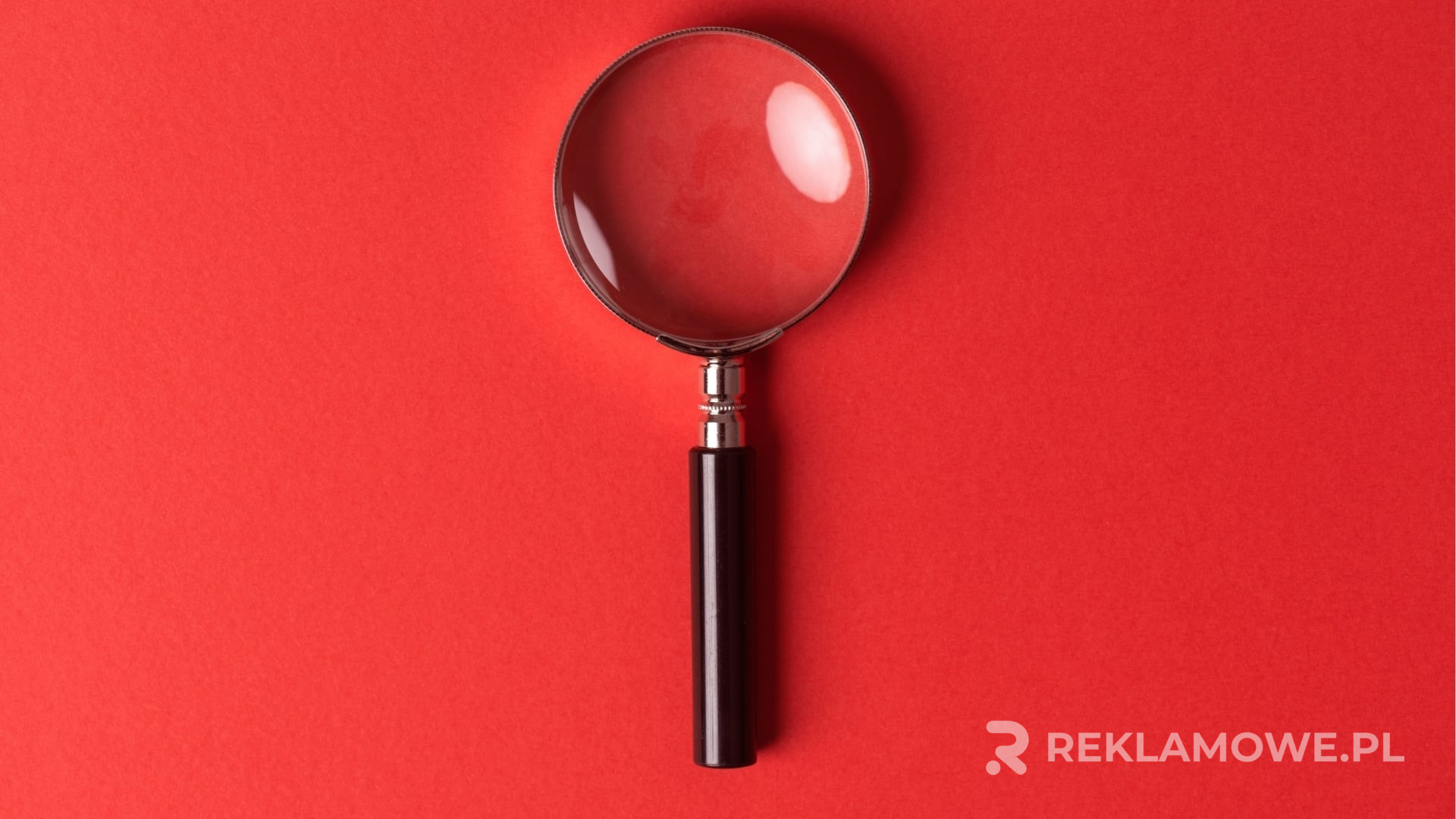 Projektowanie reklamowej lupy na bilbordzie