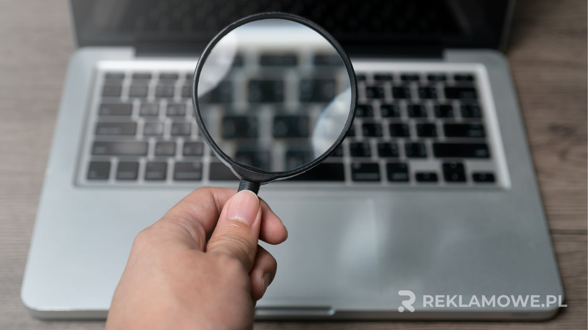 Lupa na tle materiałów marketingowych