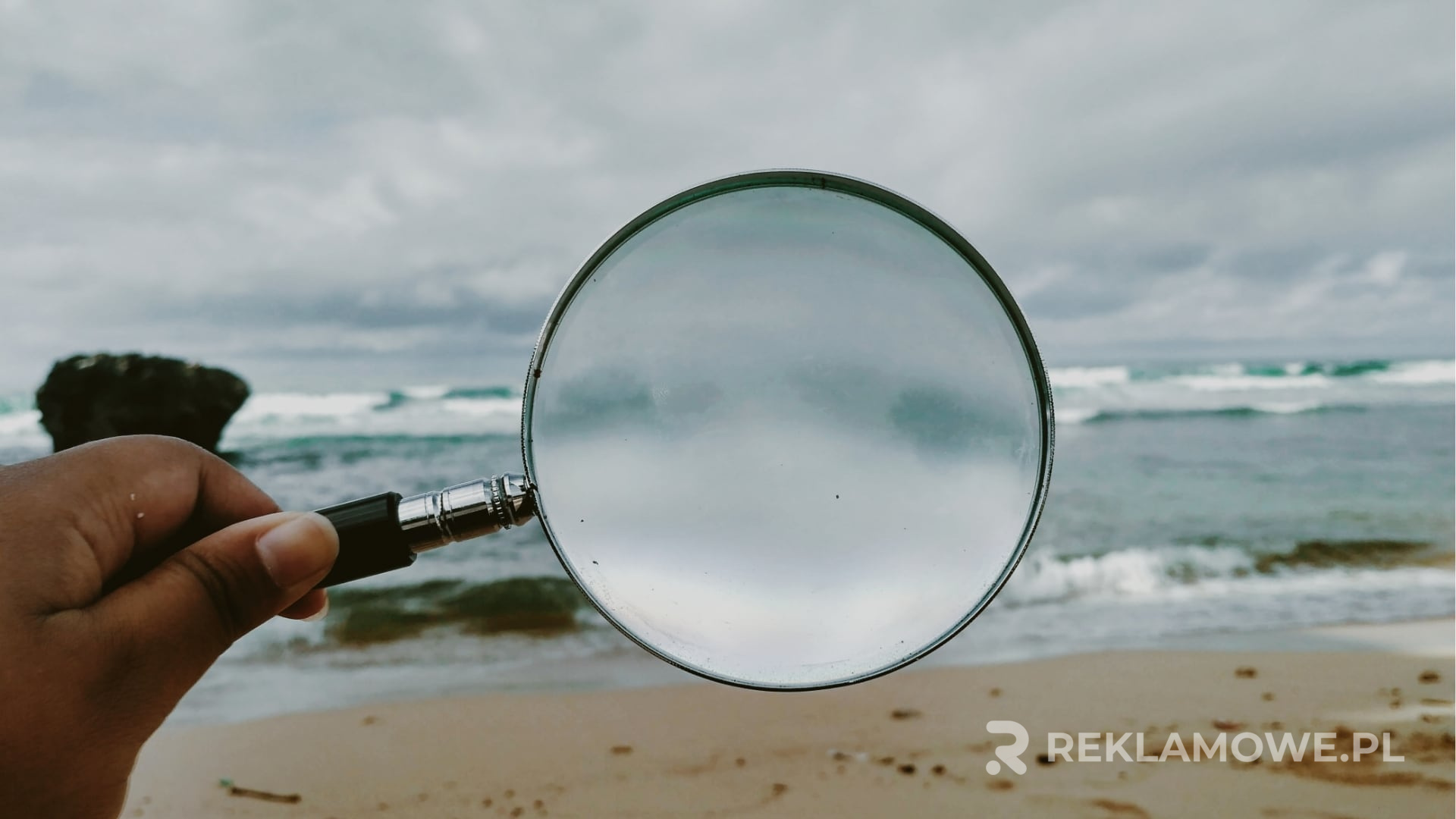 Lupa skupiająca się na słowie reklama