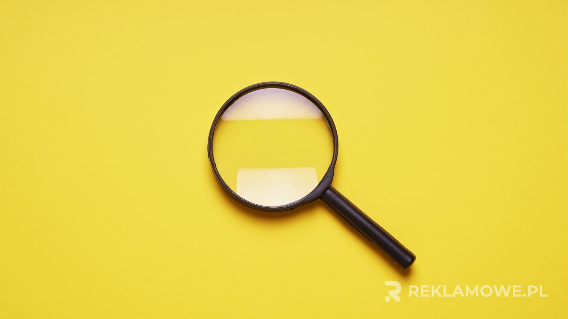 Lupa skupiająca uwagę na logo na reklamie