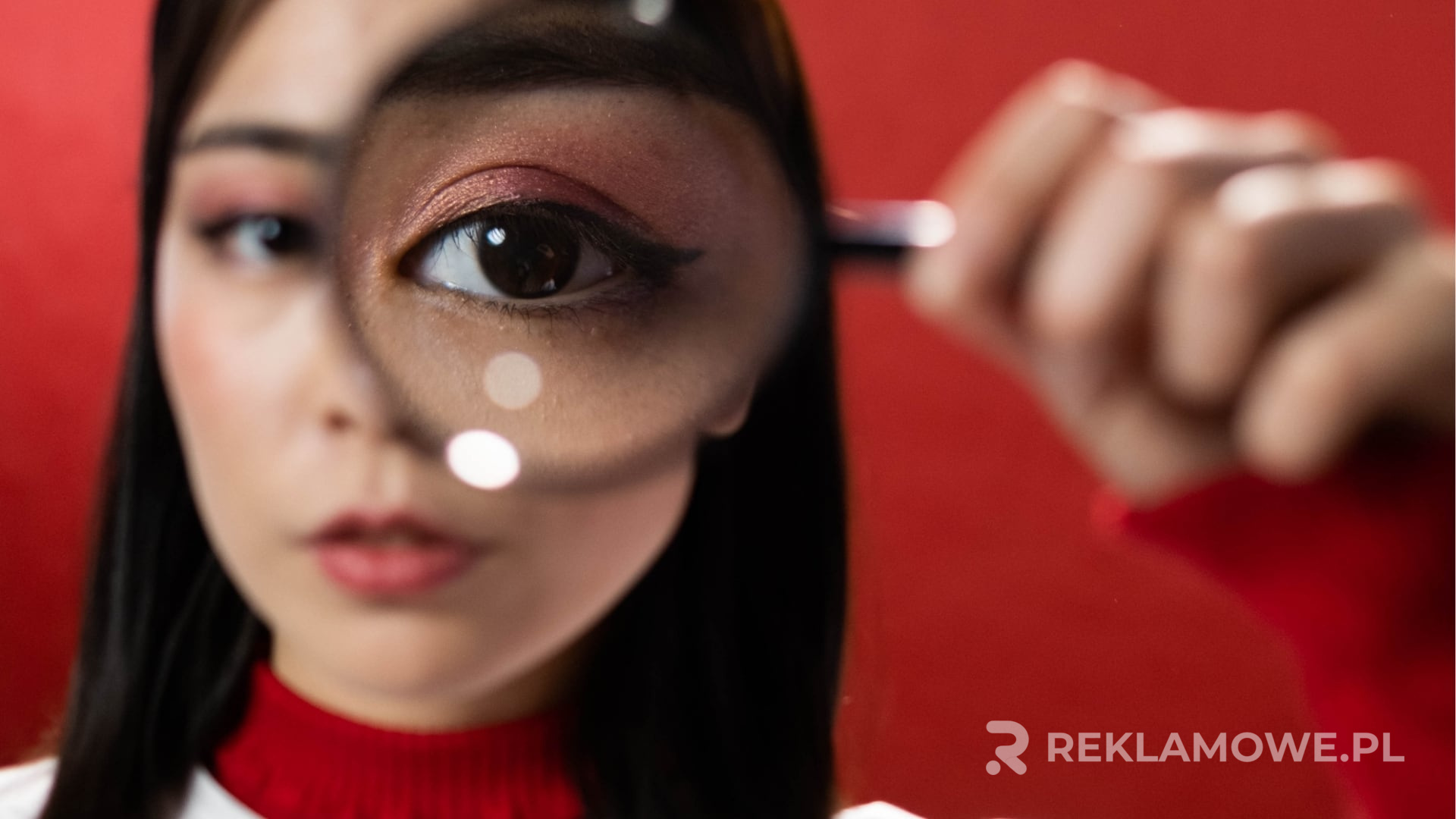 Lupa skierowana na tekst reklamowy