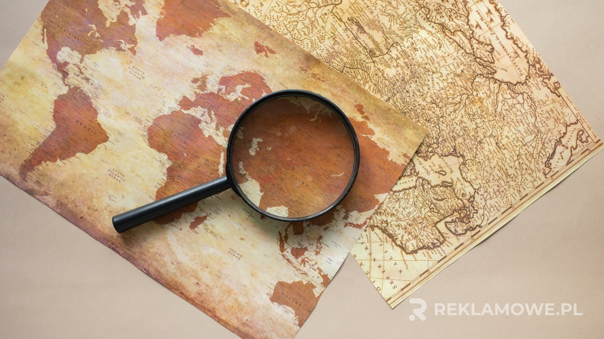 Lupa skupiająca uwagę na reklamie